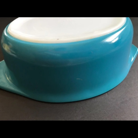VINTAGE PYREX CASSEROLE DISH - TURQUOISE - Picture 2 of 5